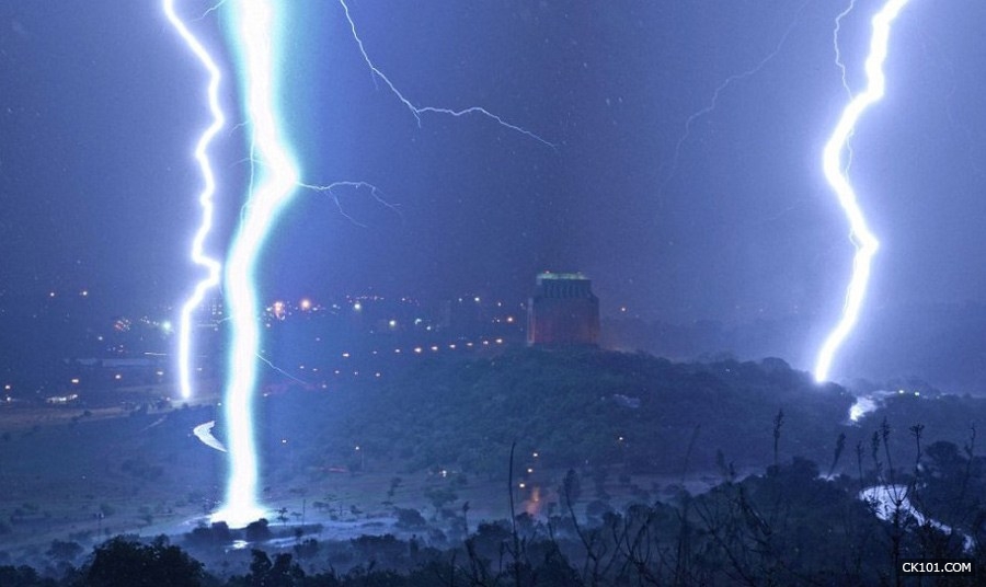 南非攝影師冒死險追逐閃電16年 終拍到壯觀場面.jpg