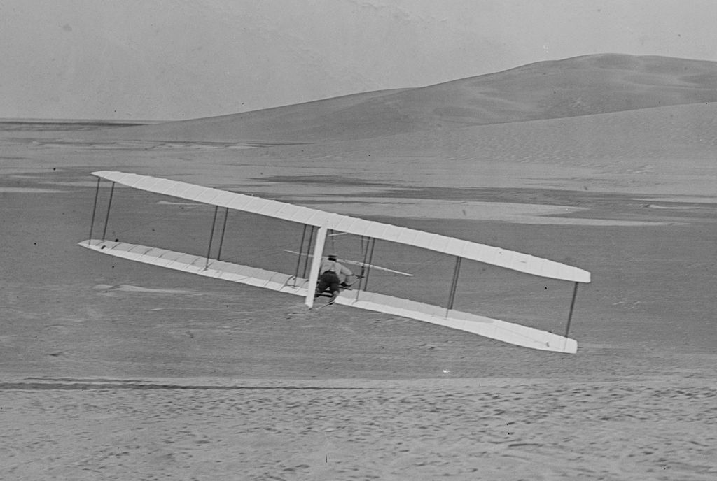 1024px-1902_Wright_glider_turns.jpeg